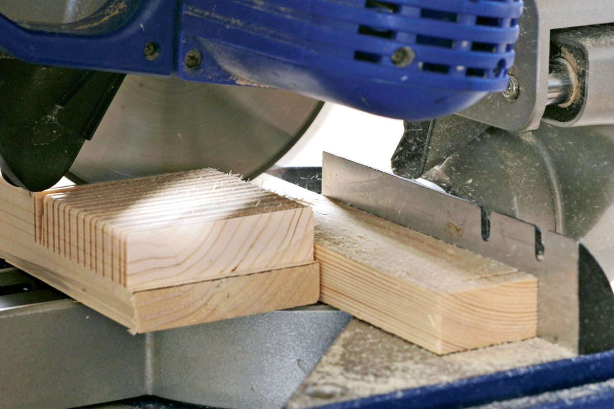 Kapp og gjærsag: For at bladet skal sage helt ut til kanten, er det nødvendig å bruke en offerpinne