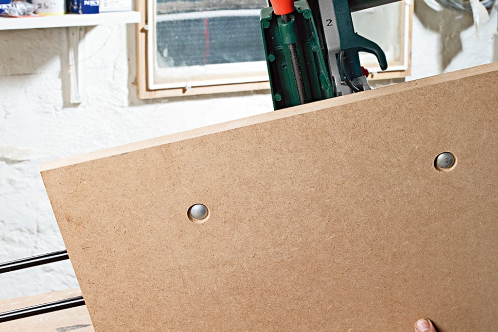 Kap och gersåg: Sätt fast kap och gersågaen på en skiva