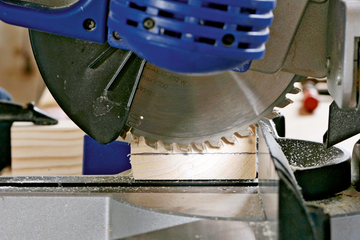 Kap och gersåg: Sågdjupet ställs i regel in med hjälp av en liten ratt på sågen.