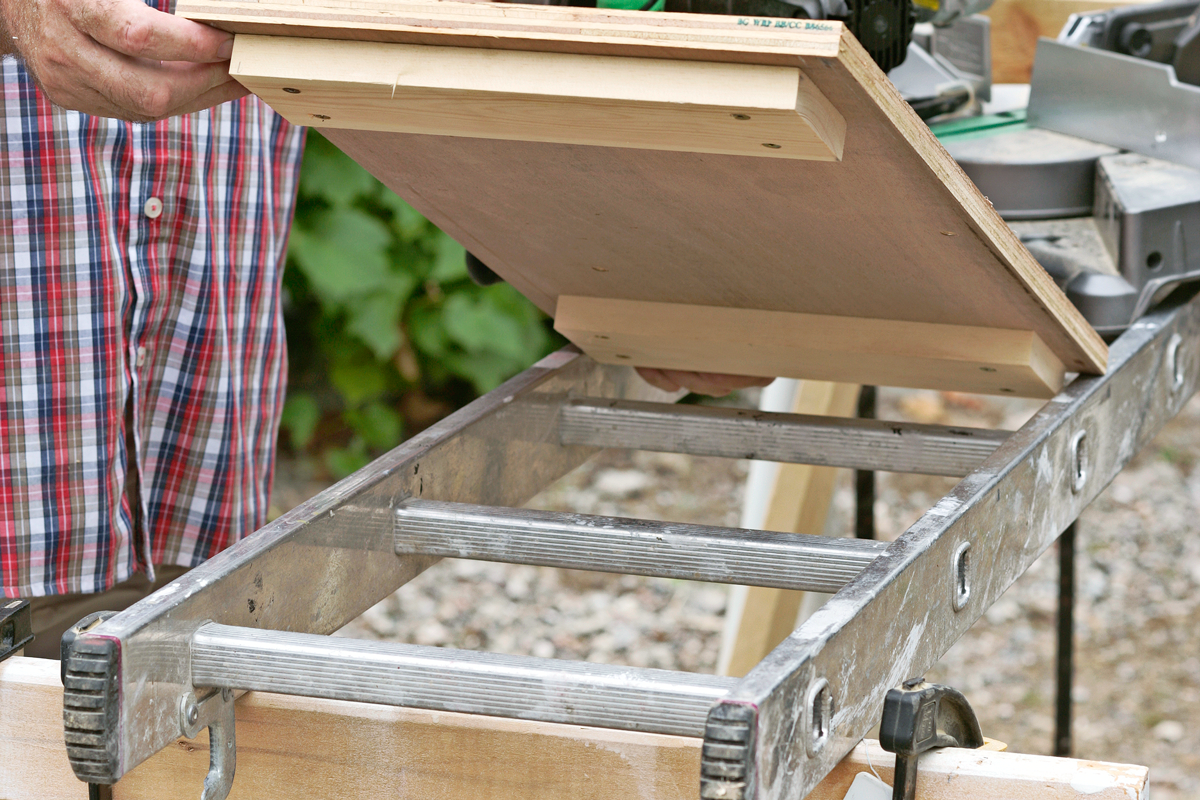 Arbetsstation till din kap och gersåg: I den ena änden av stegen lägger du en 22 mm plywoodskiva (mdf) som sågen kan stå på. Skivan ska vara bredare än stegen. Under skivan fästs stödlister.