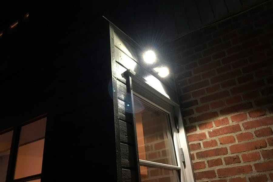 Ulkovalot: Ulkovalot lisäävät talon turvallisuutta.