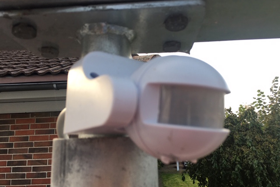 Bevægelsessensor udendørs: En bevægelsessensor er praktisk udendørs