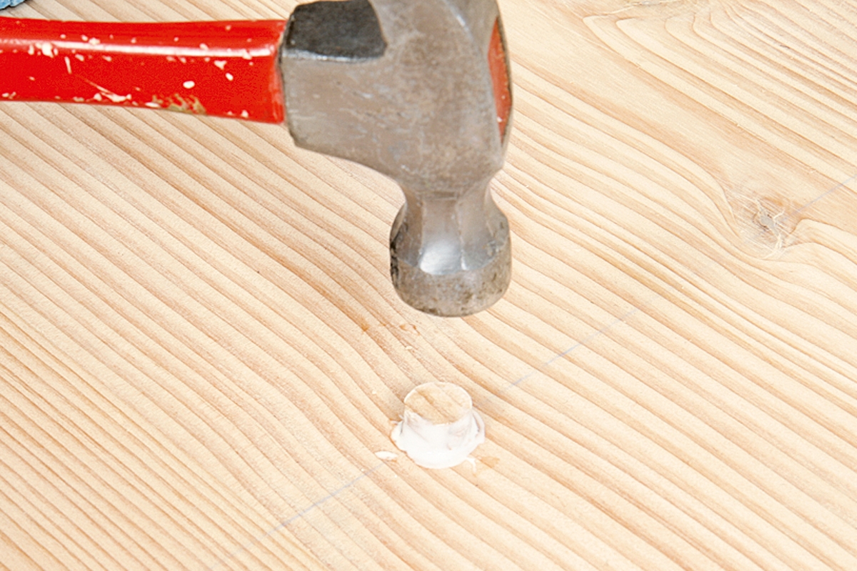 Kutt propper til gulv og terrasse med multikutter: Trelim fordeles i hullet med en liten, stiv pensel.