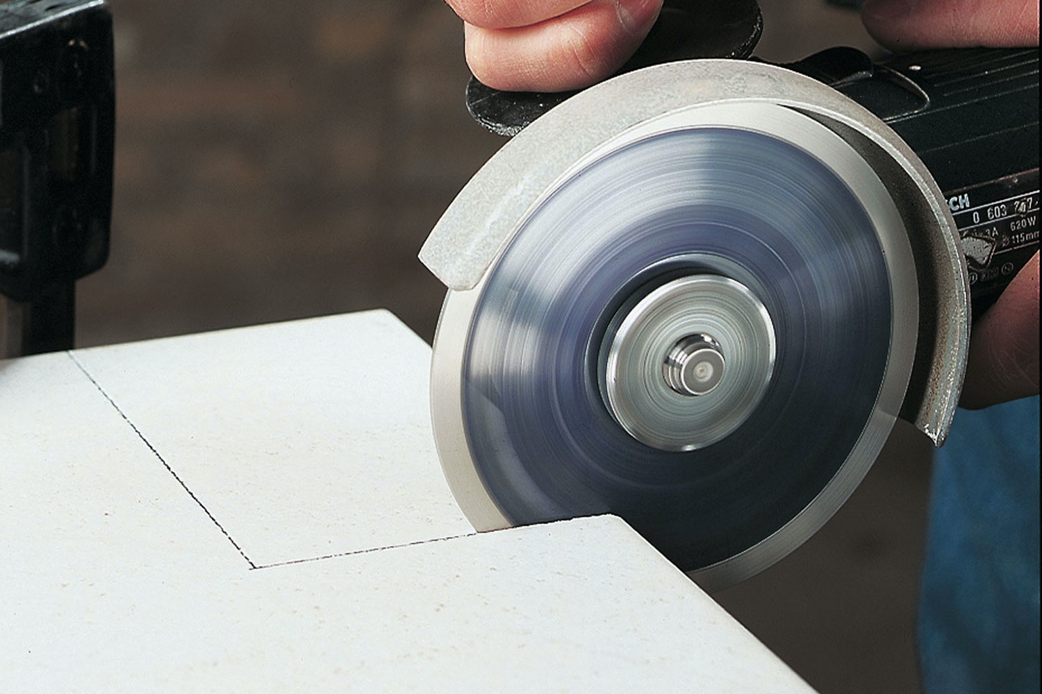 Hak og buer i fliser/klinker med vinkelsliber: Til hak i fliser og klinker skal du bruge en diamantskæreskive til bløde sten.