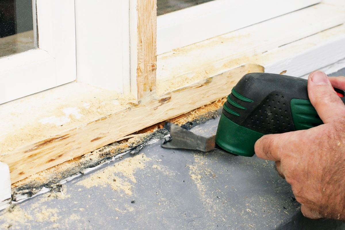 Ta bort ruttet fönsterträ med multiverktyg: Med ett snabbt bladbyte kan multisågen klara av många olika uppgifter.