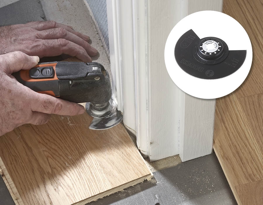 Multiverktyg: Om du ska lägga ett nytt flytande golv ovanpå det gamla, ska dörrfodren anpassas så att golvet kan skjutas in. Med en segmentsågklinga till multiverktygen kan du göra det på plats,