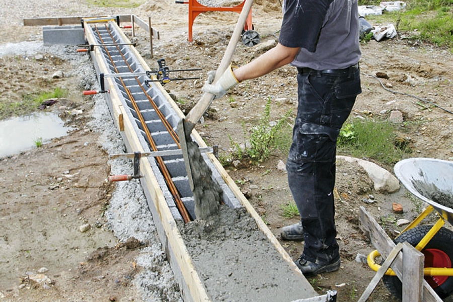 Perustusharkot perustuksena: Perustusharkot täytetään betonilla.