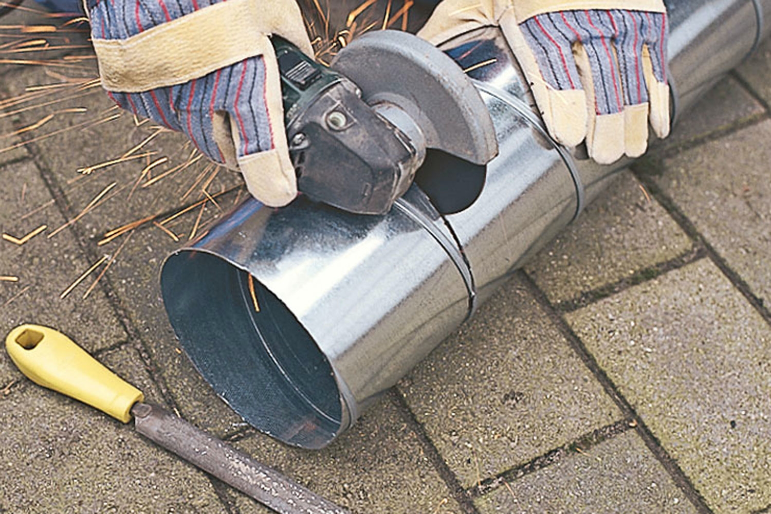 Kapa metallrör med vinkelslip: Röret kapas med en klinga för metall.