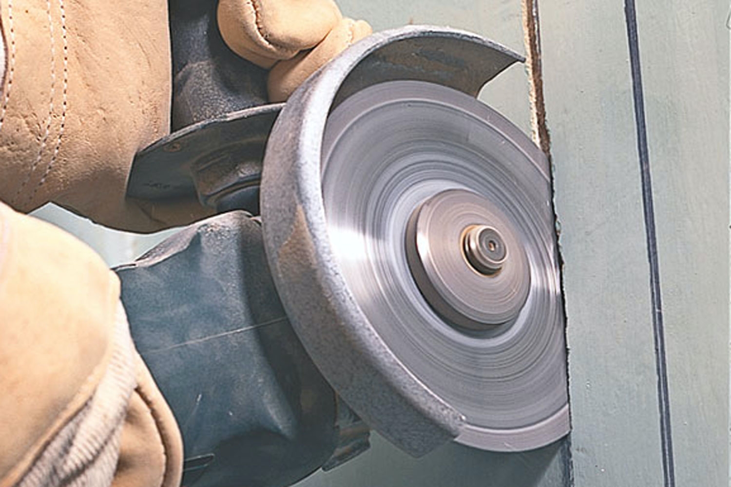 Sahaa seiniin roilot kulmahiomakoneella