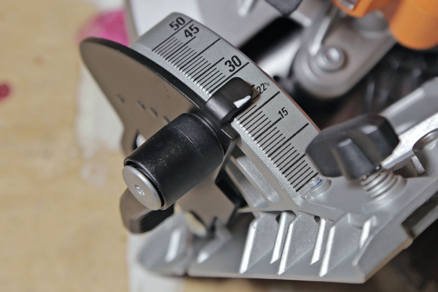 Sirkelsag smarte funksjoner: Tydelig vinkelinnstilling