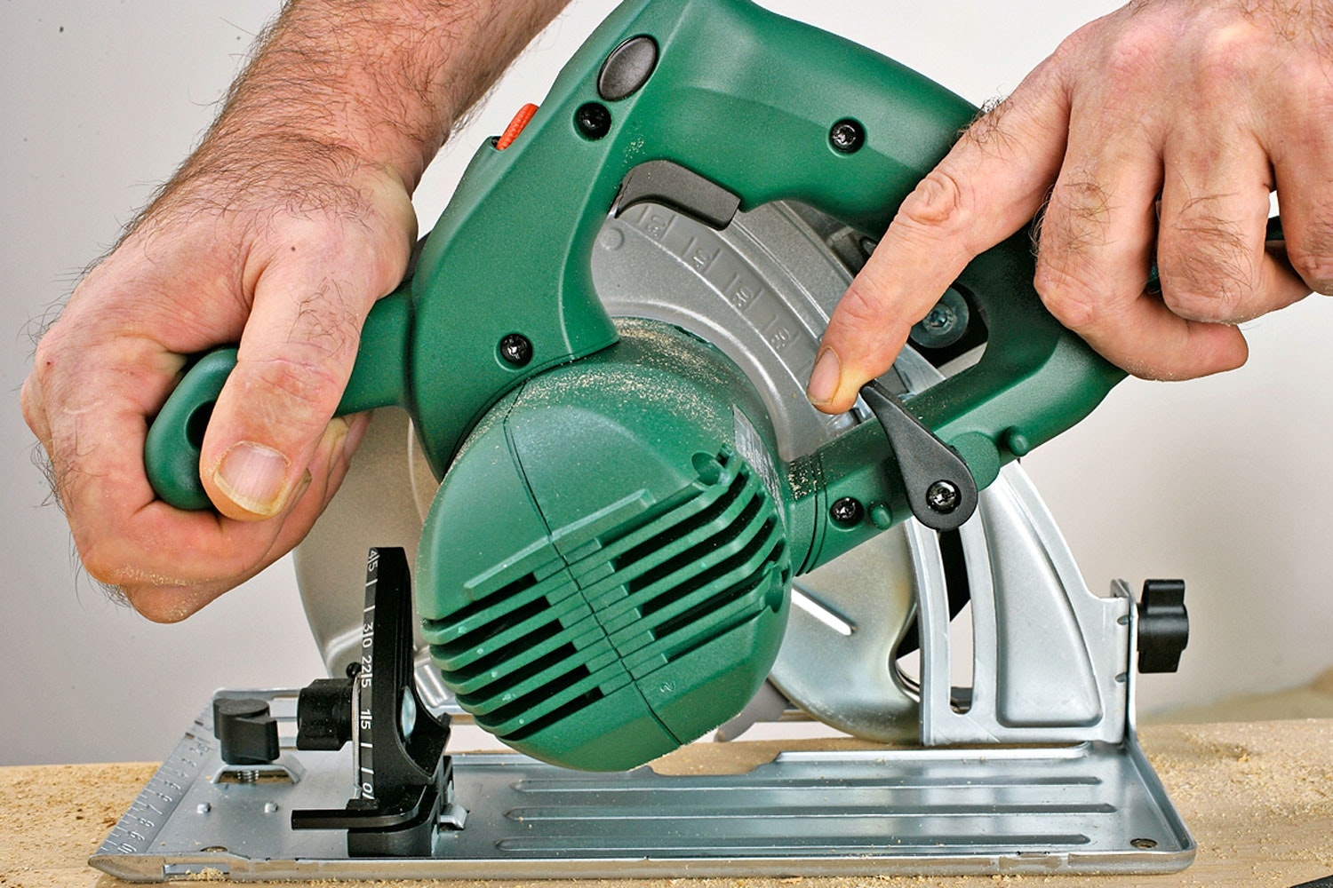 Slik justerer du sirkelsagen: Juster sagdybden