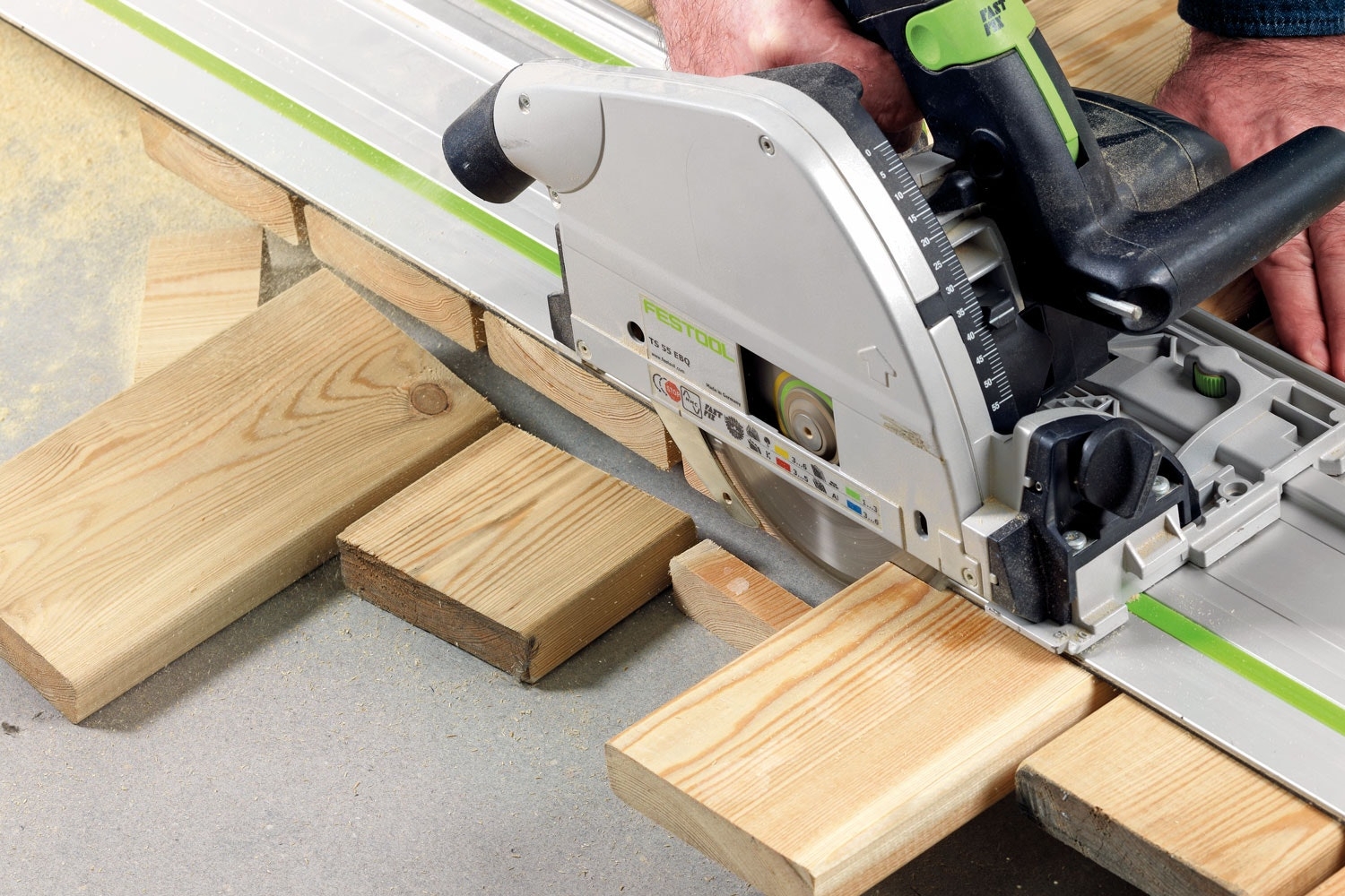 Sirkelsag til rene kanter: Bordene kappes til med en sirkelsag som føres langs en skinne eller et langt rett anlegg.