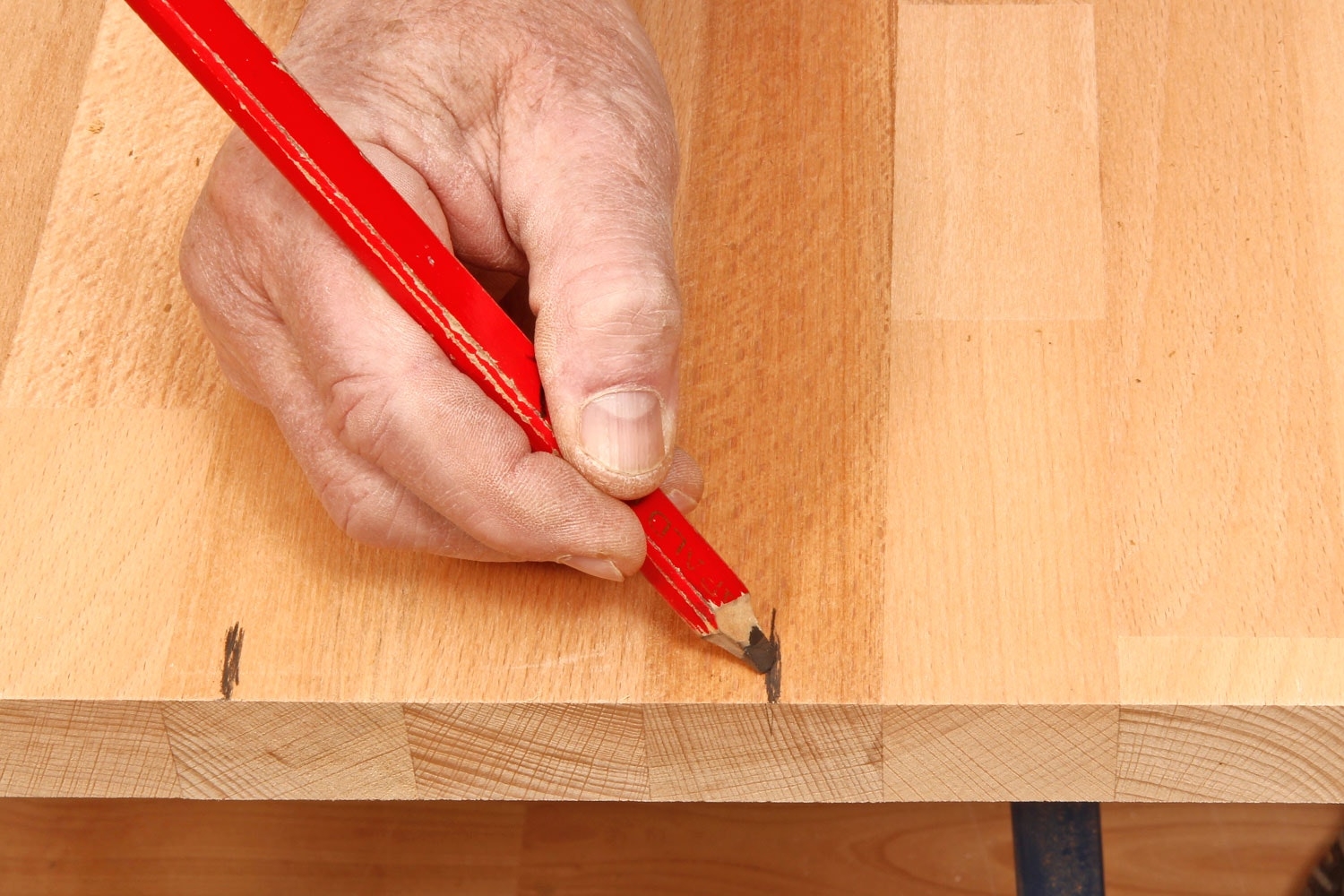 Sirkelsag til spor i plater: Spor på baksiden av en massiv treplate sikrer at platen ikke kommer til å slå seg og få en bue.