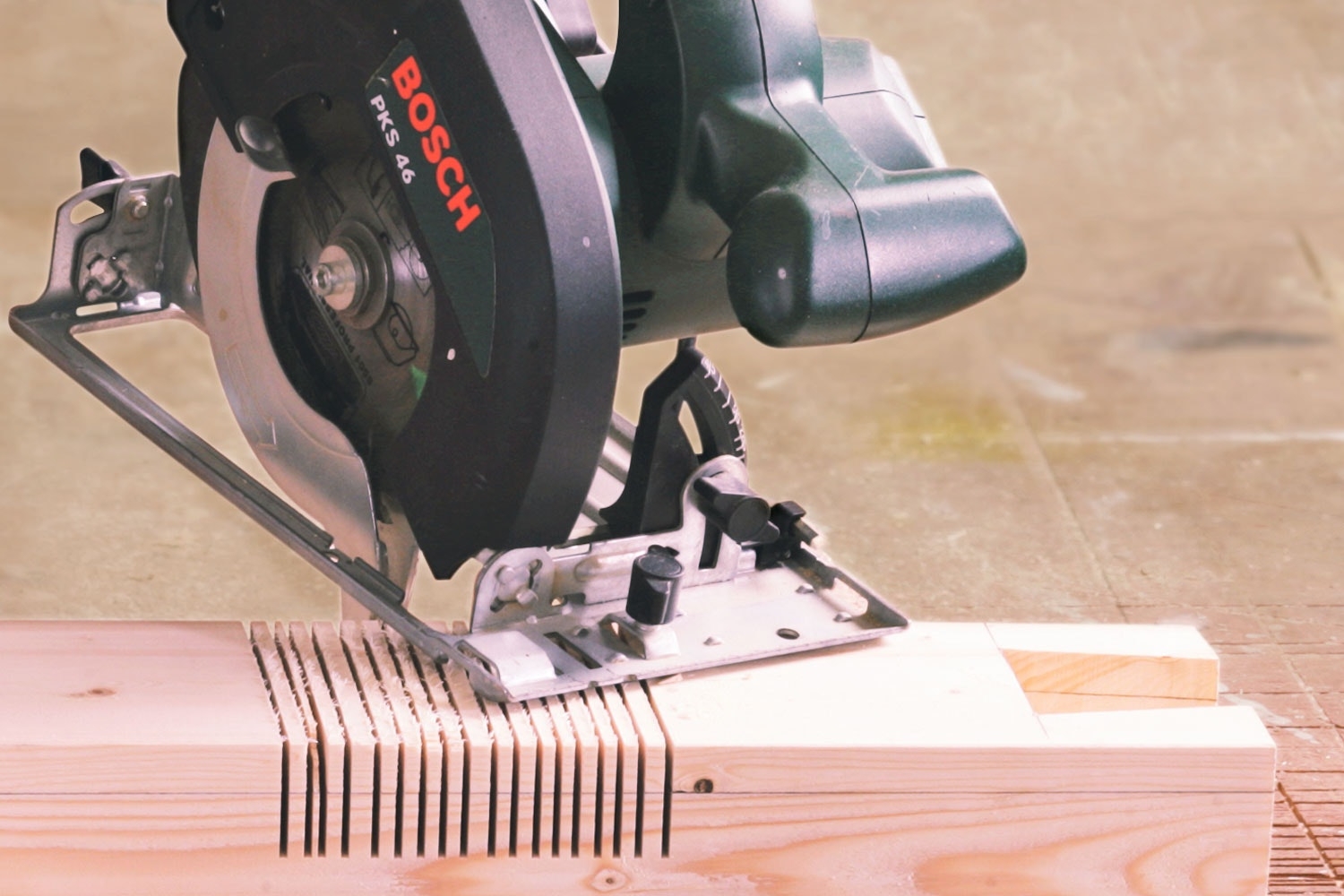 Sirkelsag til hakk i hakk-skjøt: En hakk i hakk-skjøt lages tradisjonelt med håndsag og stemjern. Men med en sirkelsag går det mye raskere.