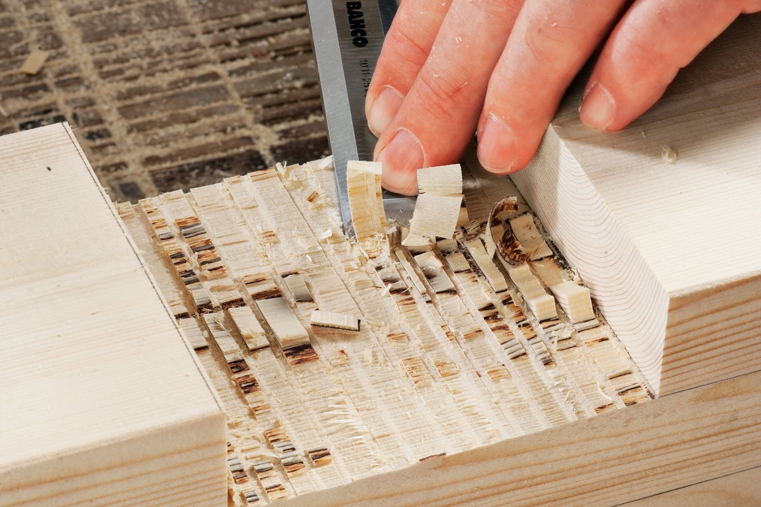 Sirkelsag til hakk i hakk-skjøt:De mange tette snittene fra sirkelsagen fjerner det meste av treet