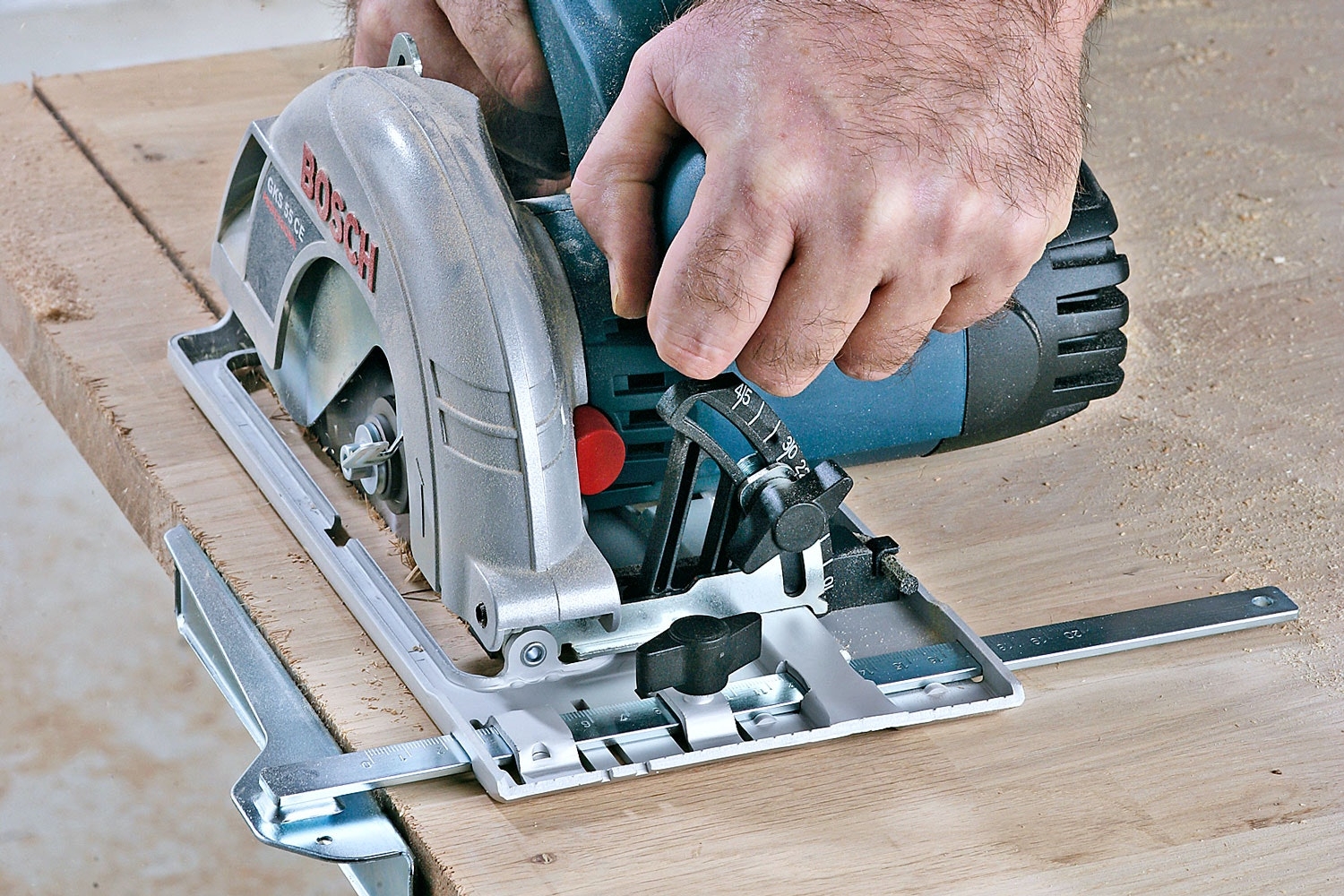 Cirkelsåg till raka snitt i skivor: Parallellanslag