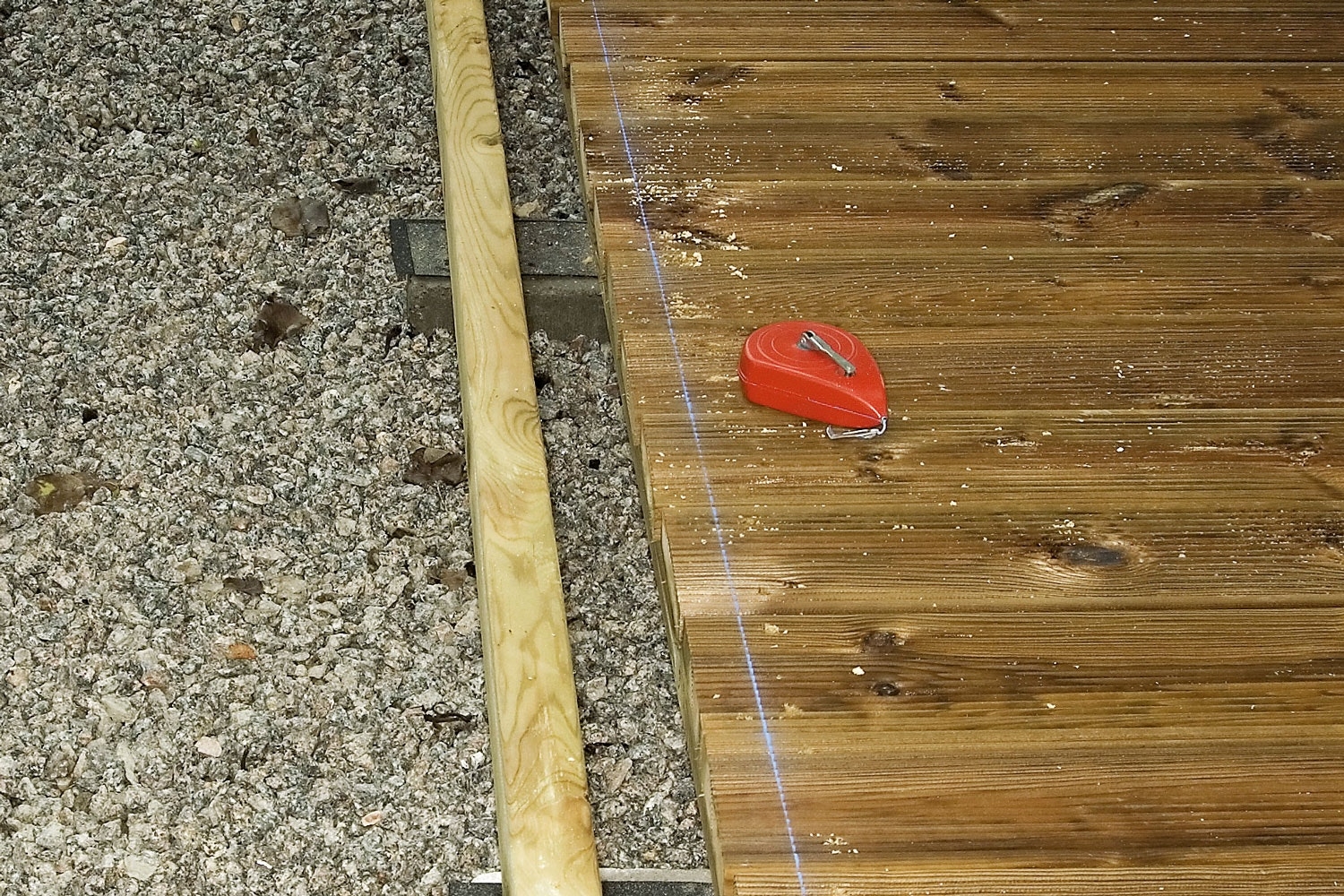 Cirkelsåg till rena kanter: När en brädkant ska sågas rent börjar man med att mäta upp för ett snitt som ligger vinkelrätt med brädorna.