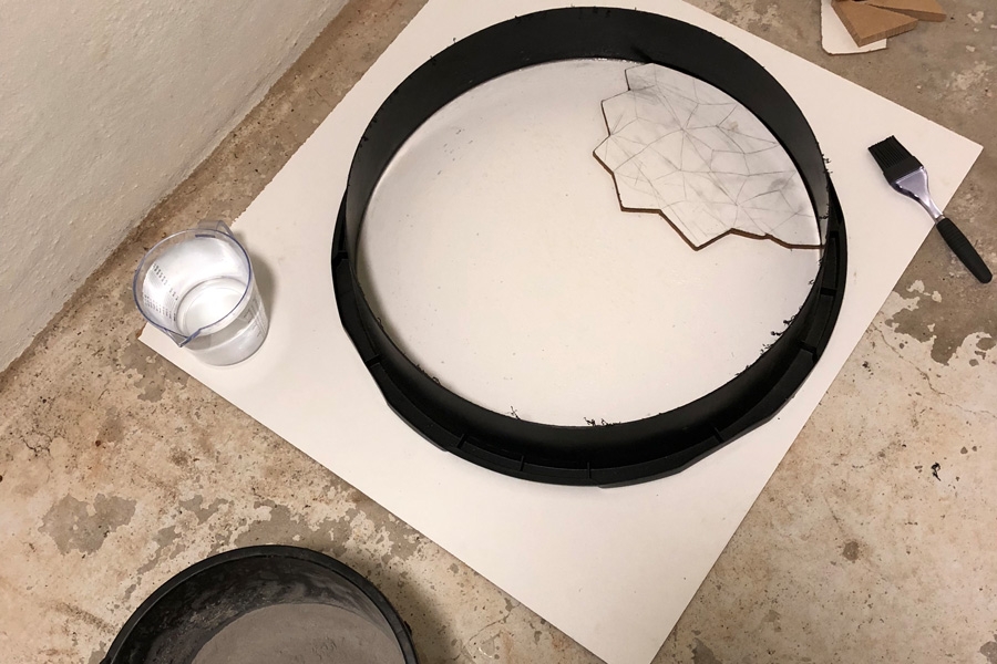 Upea pöytä puusta ja betonista: Leikkaa laastipalju siten, että voit käyttää sitä valumuottina