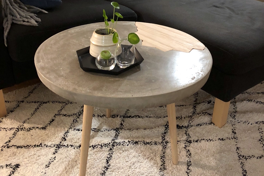 Flot bord i træ og beton