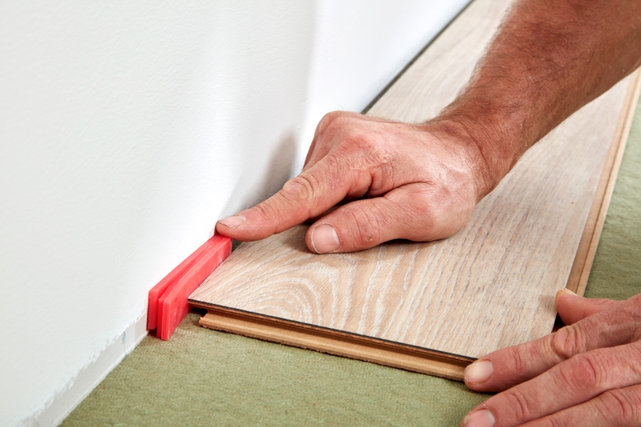 Pitääkö lattialaudat asentaa kiinni seinään?