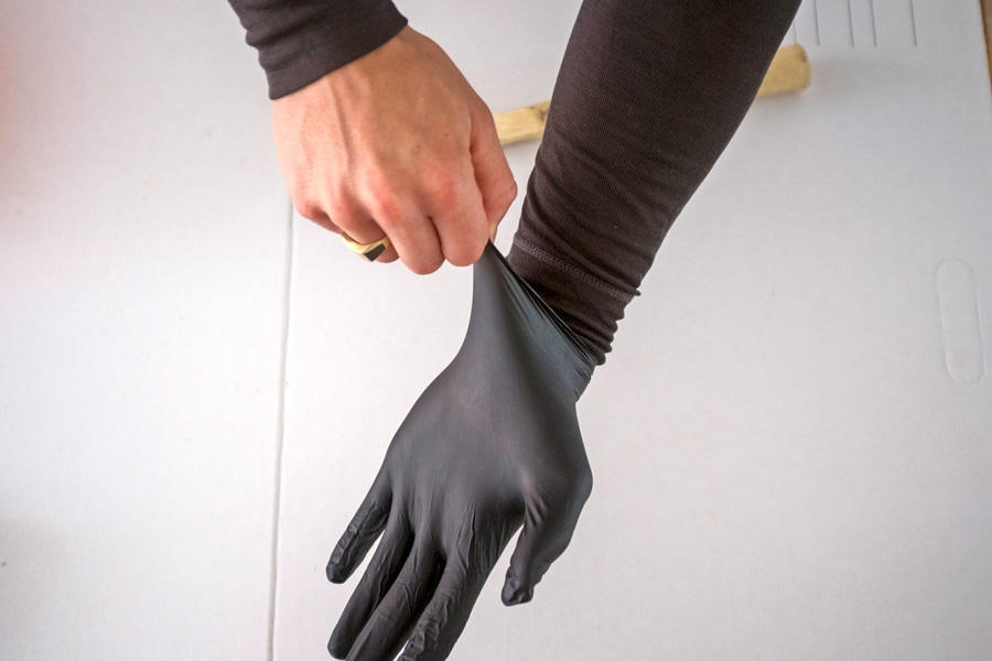 Alt kan teipes: Ta på gummihanskene.