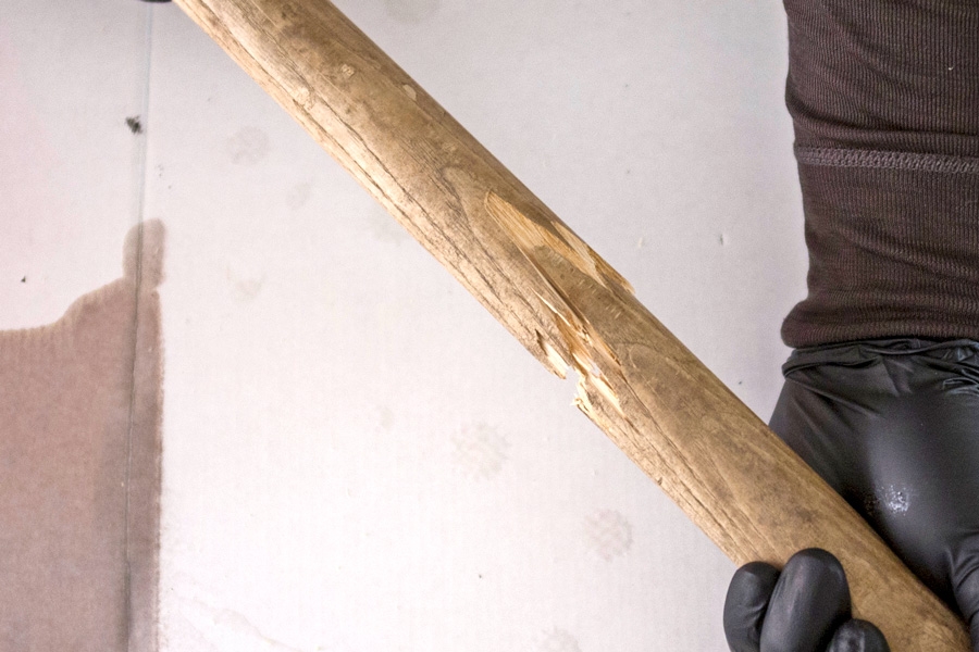 Alt kan teipes: Klargjør sammenføyningen ved å rense området rundt skaden og fjerne fliser som sitter i veien