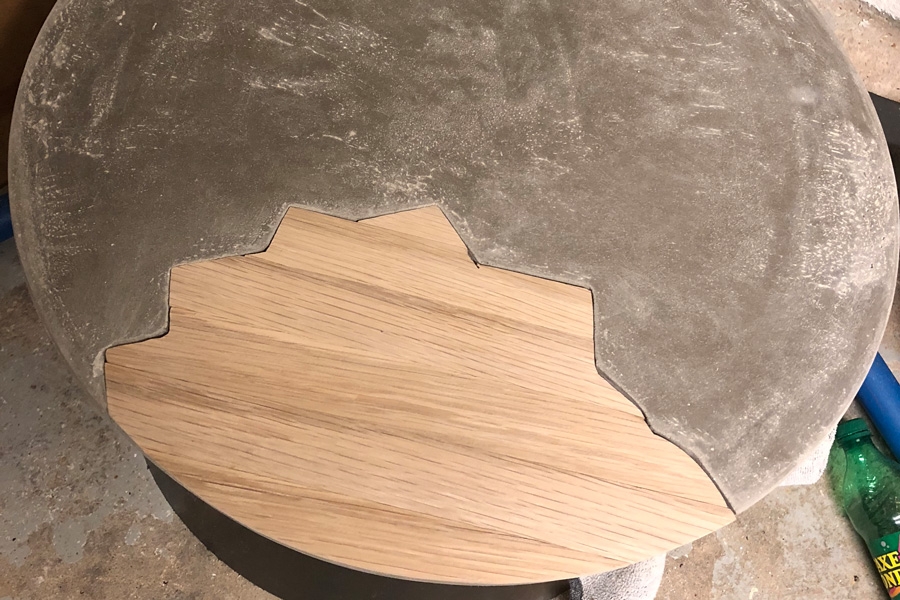 Upea pöytä puusta ja betonista: Sahaa puulevystä valumuotin muotoinen pala ja liimaa se kiinni silikonilla