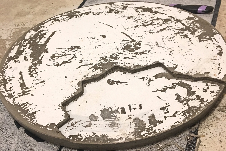 Upea pöytä puusta ja betonista: Ruuvaa pöydänjalkojen kiinnikkeet kovalevyyn