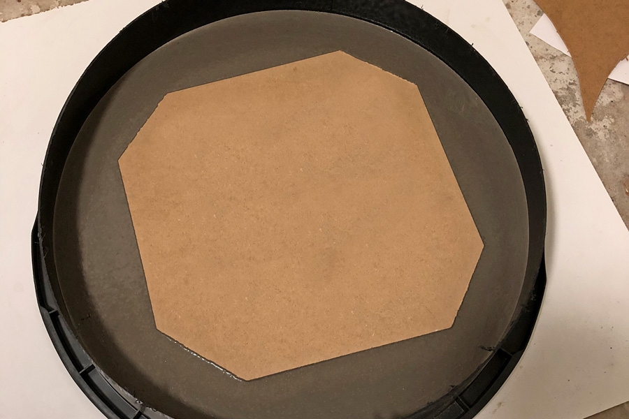 Upea pöytä puusta ja betonista: Sekoita betoni ohjeiden mukaan ja kaada se muottiin