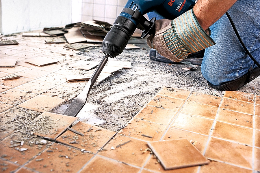 mejsel til borehammer: Med en mejsel på borehammeren går arbejdet meget hurtigere end med hammer og mejsel.