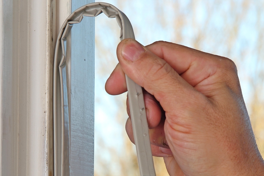 Montering av tätningslister med häftklammer: Den gamla listen lossas med en skruvmejsel, och när den är helt lös i ena änden drar man loss den med en kontrollerad rörelse.