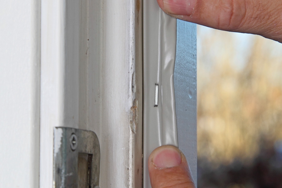 Montering av tätningslister med häftklammer: Listen styrs på plats bit för bit.