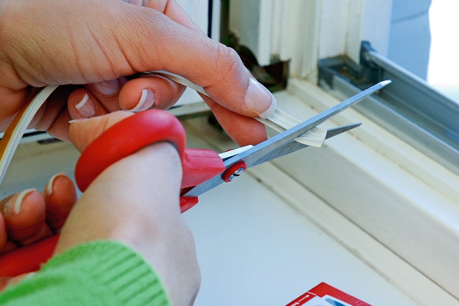 Montering av självhäftande tätningslister: De gamla listerna tas bort och karmen rengörs från damm, lös färg och fett.