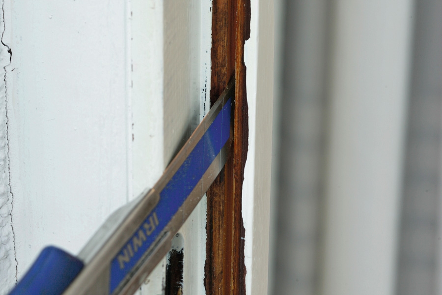 Montering i frästa spår: Det frästa spåret ska skrapas rent från alla rester av den gamla listen.