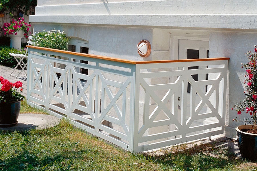 Rækværk til terrasse af træ: Et rækværk med listemønster og træsamlinger er en fryd for øjet, og et rigtigt godt gør det selv-projekt.