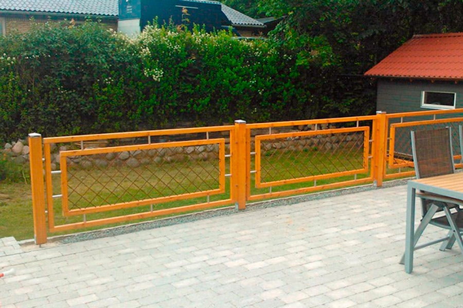 Rekkverk: Dette rekkverket er bygget med trerammer som er kledd innvendig med armeringsnett.