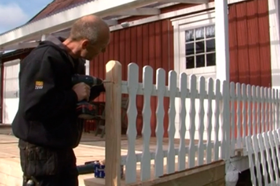 Puinen terassin kaide