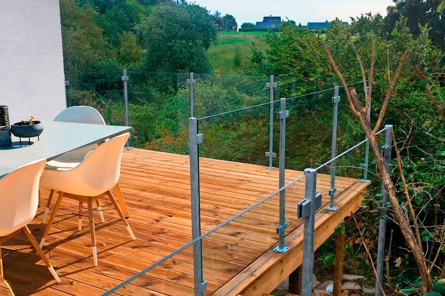 Lasinen terassin kaide