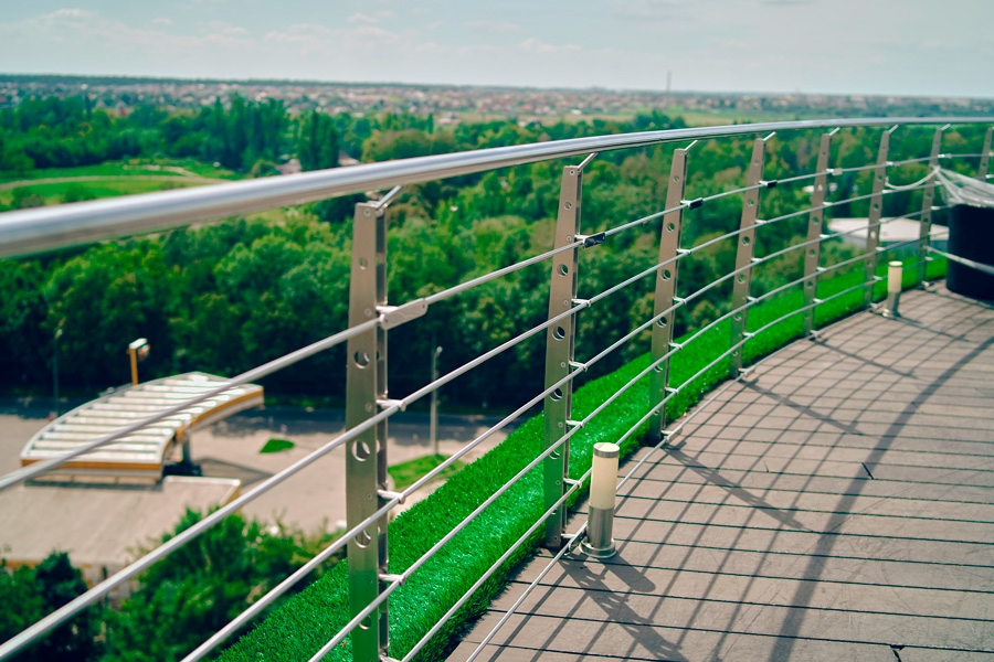 Teräksinen terassin kaide