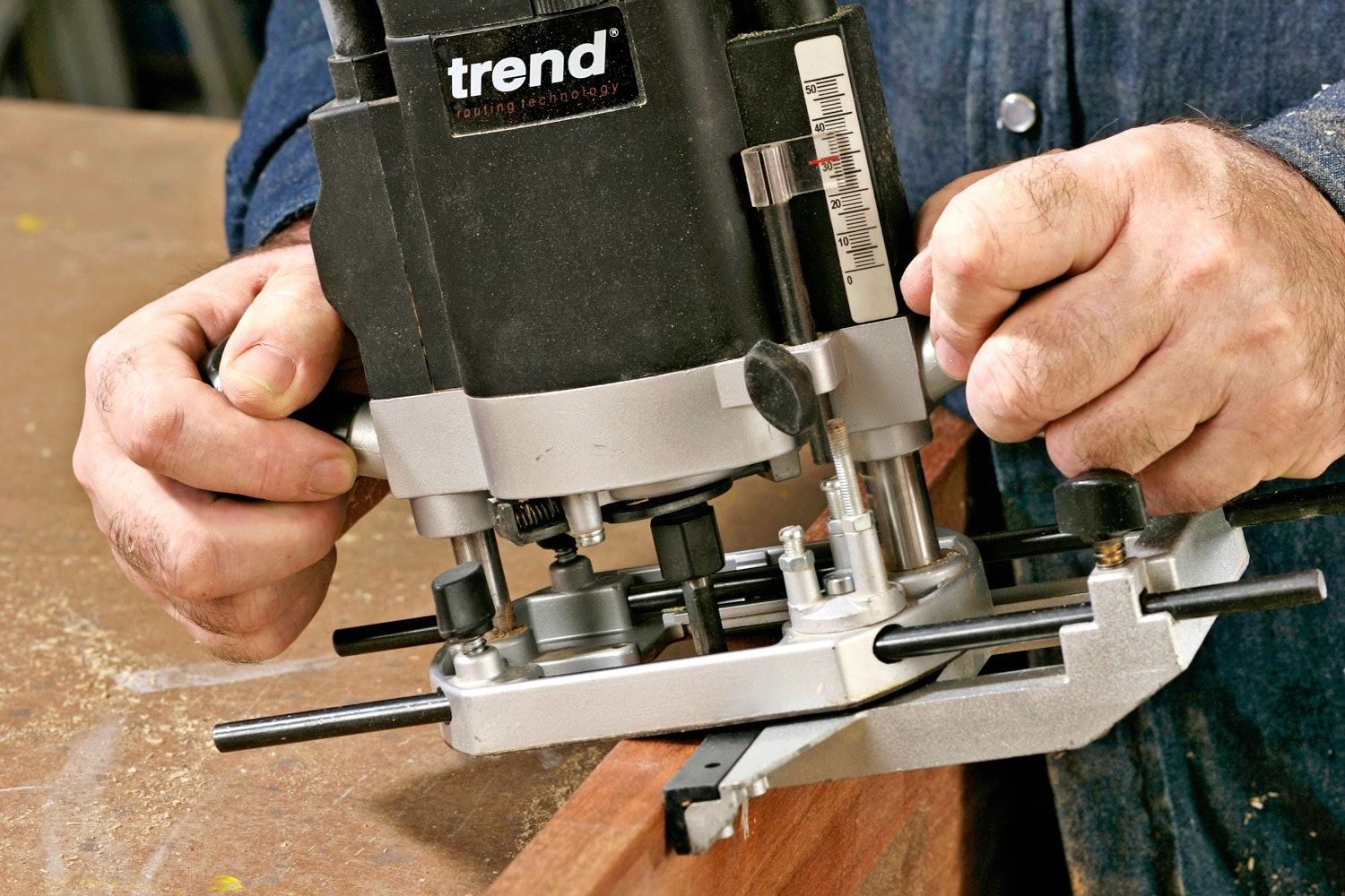 Overfres: Slik styres overfresen på smale kanter: Uten støtte vil overfresen vippe