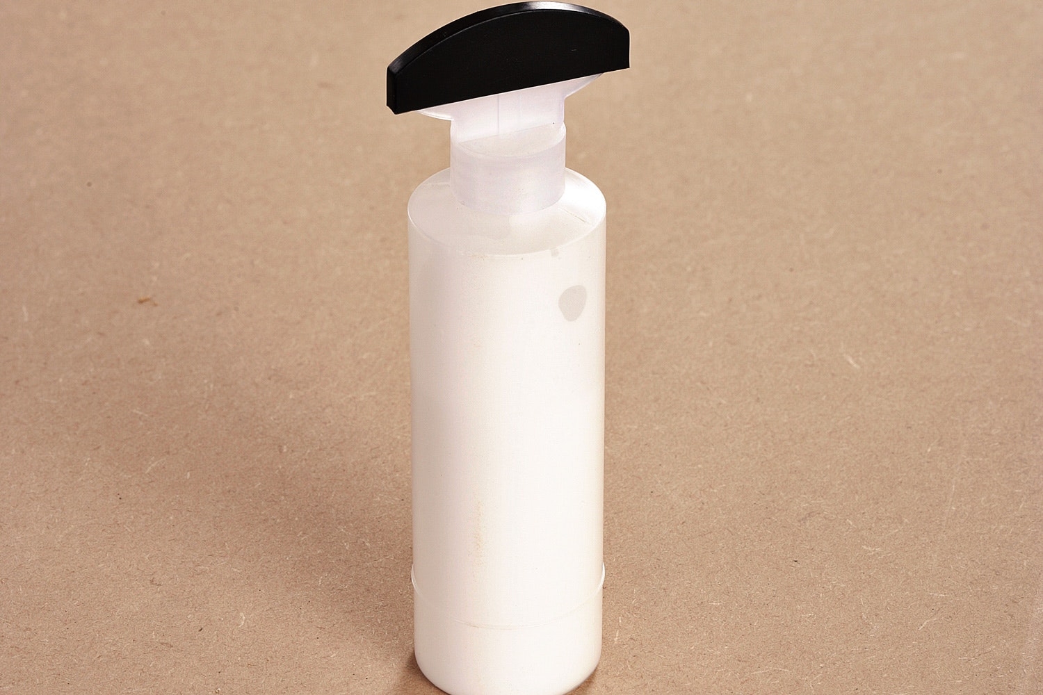 Lamellfres spesialtilbehør: Du kan bruke en pensel til å legge lim i de utfreste sporene, men det er enklere med en spesiell limapplikator.