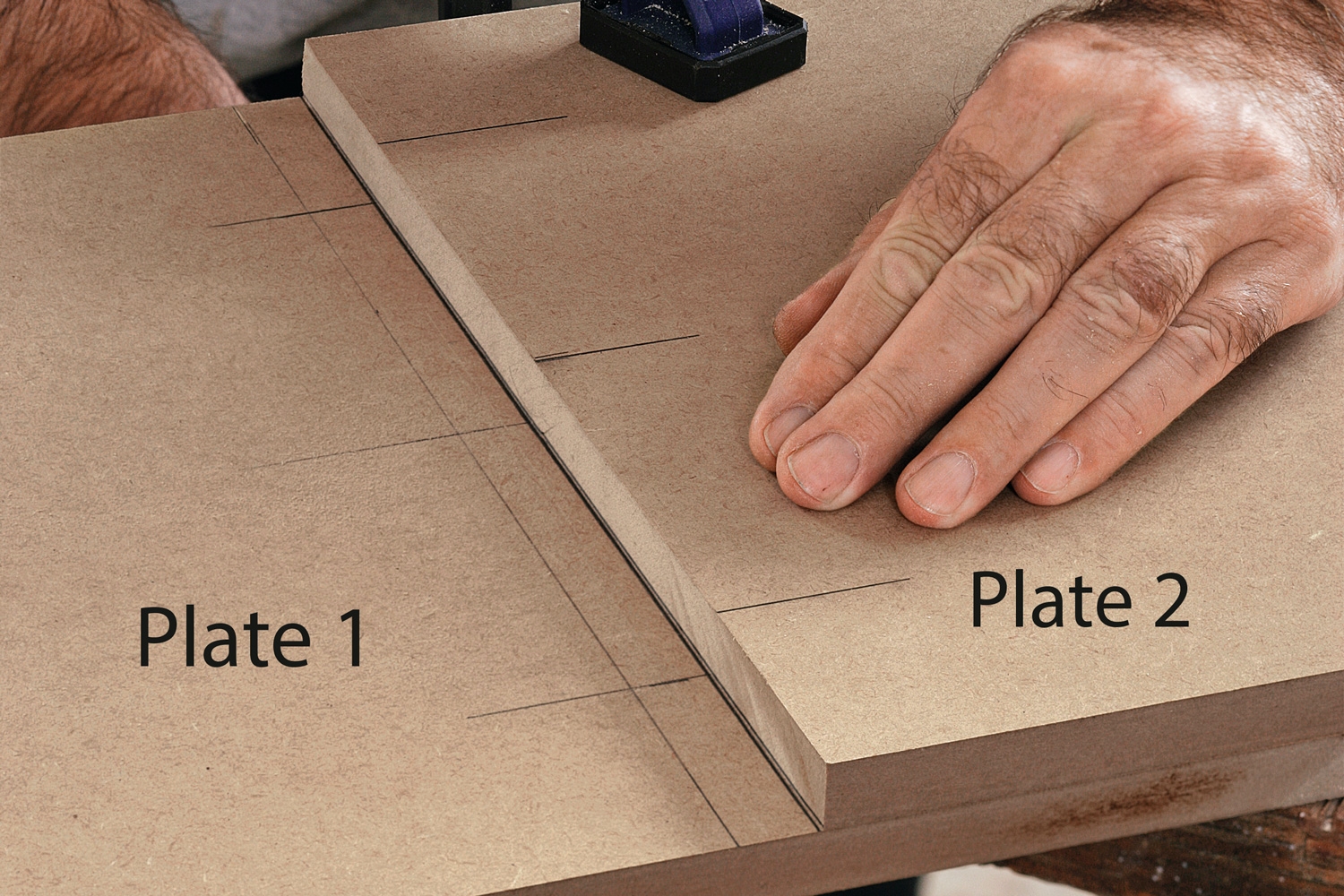 Lamellfres: 90 graders skjøt: Først strekes plasseringen av den platen (2) som skal vinkles 90 grader opp på den vannrette platen (1).