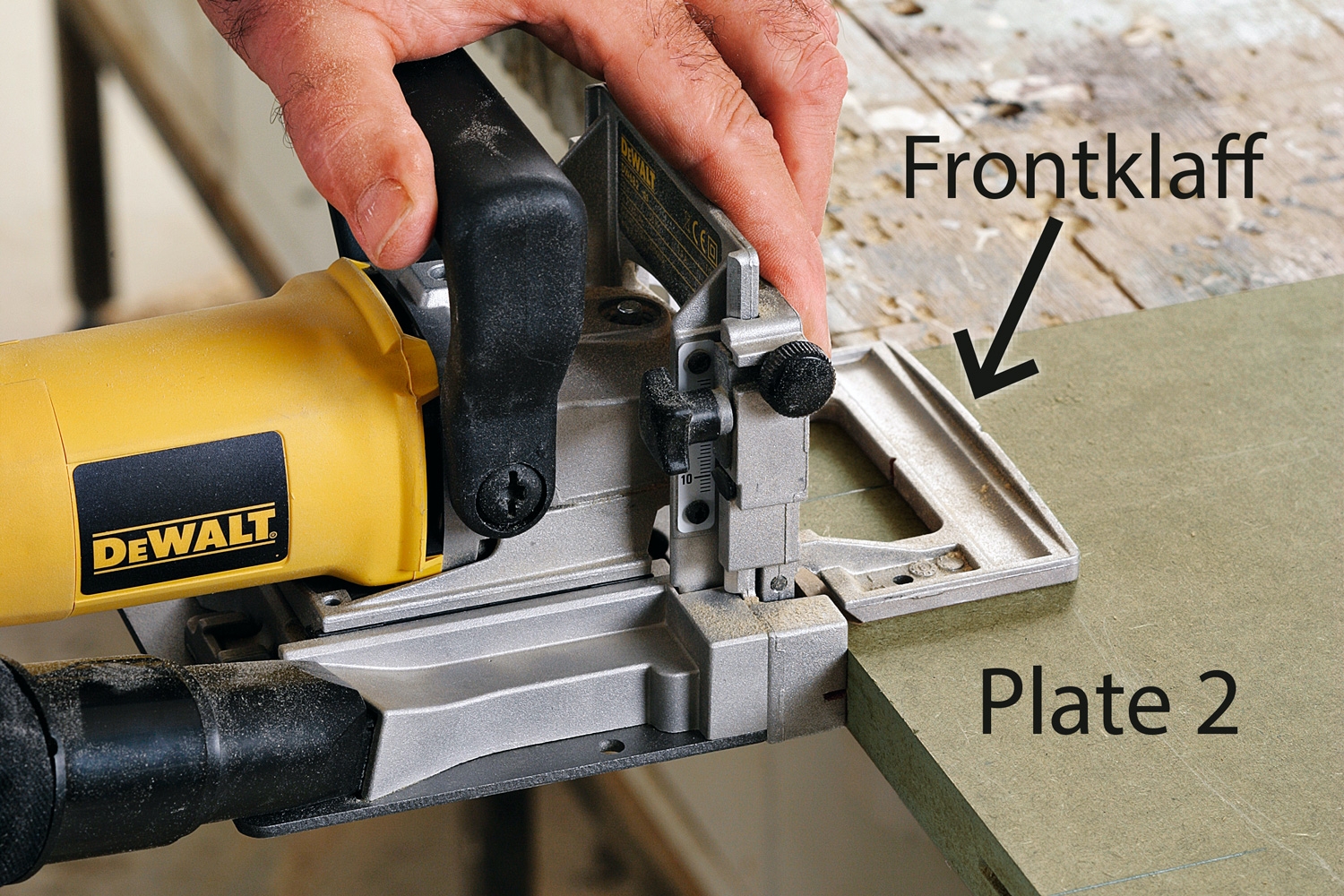 Lamellfres: 90 graders skjøt: Fresedybden justeres slik at det kan freses slisser i plate 1