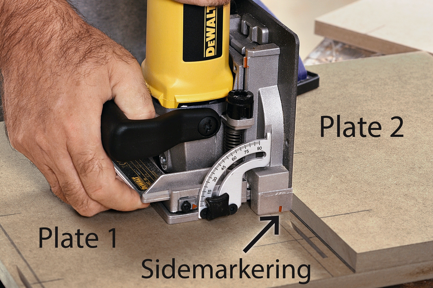 Lamellfres: 90 graders skjøt: Freseren snus, og slissene i plate 2 freses.