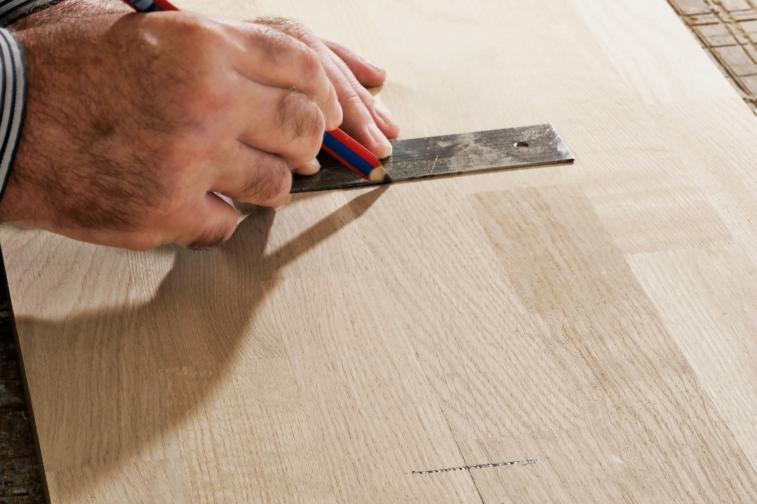 Lamellfres: Lengdeskjøting av plater: Først plasseres platene kant mot kant, og pluggenes plassering markeres over begge platedelene.