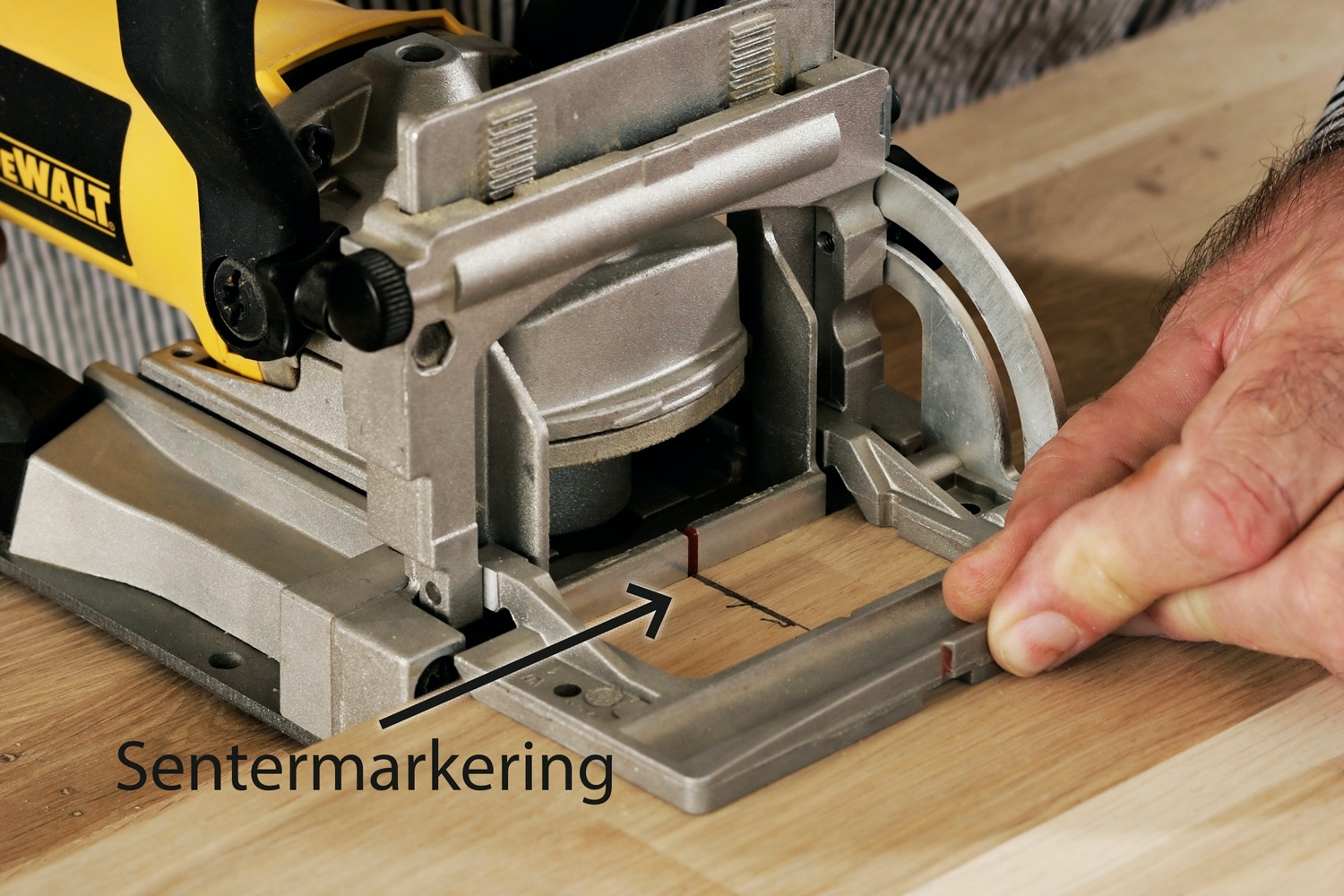Lamellfres: Lengdeskjøting av plater: Freserens sentermarkering plasseres nøyaktig ut for streken på platen.