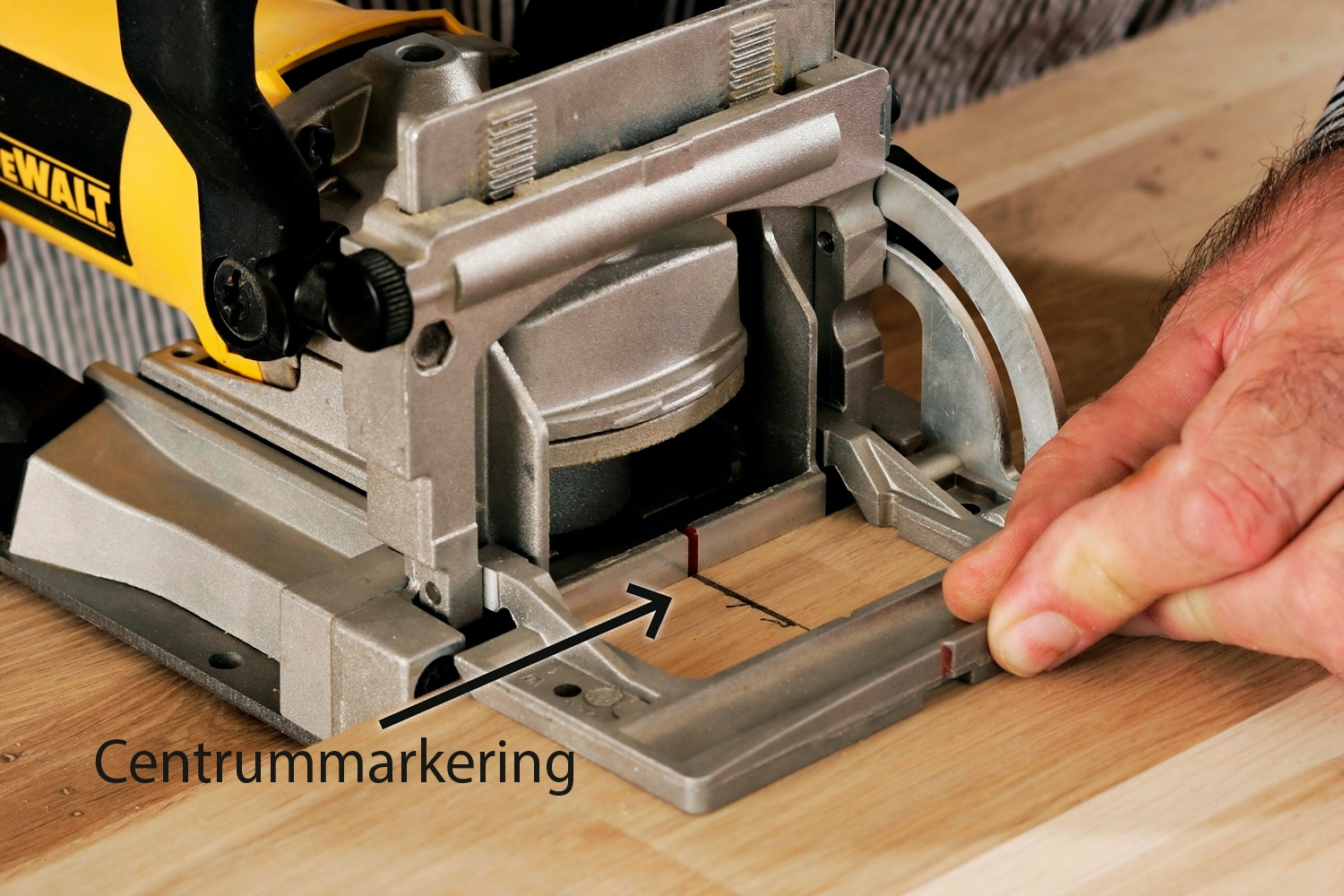 Lamellfräs: Fogning av skivor: Fräsens centrummarkering placeras exakt utanför markeringen på skivan.