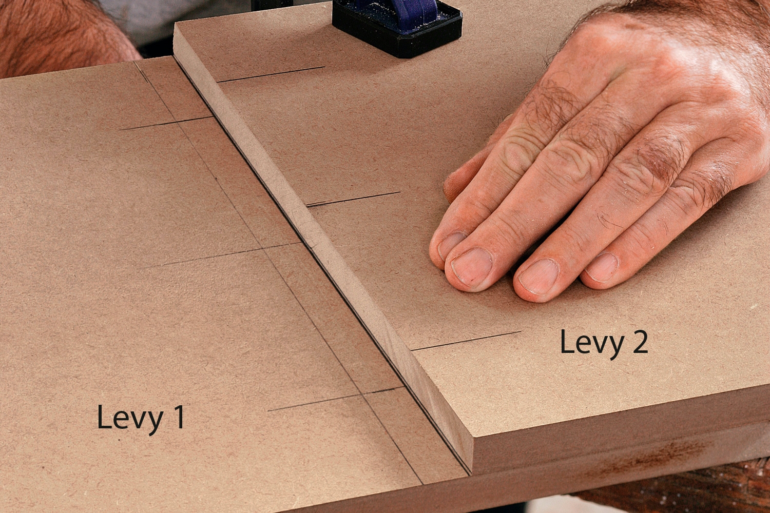 Lamellijyrsin: 90 asteen liitos: Piirrä pystyyn käännettävän levyn (2) paikka vaakasuoraan levyyn (1).