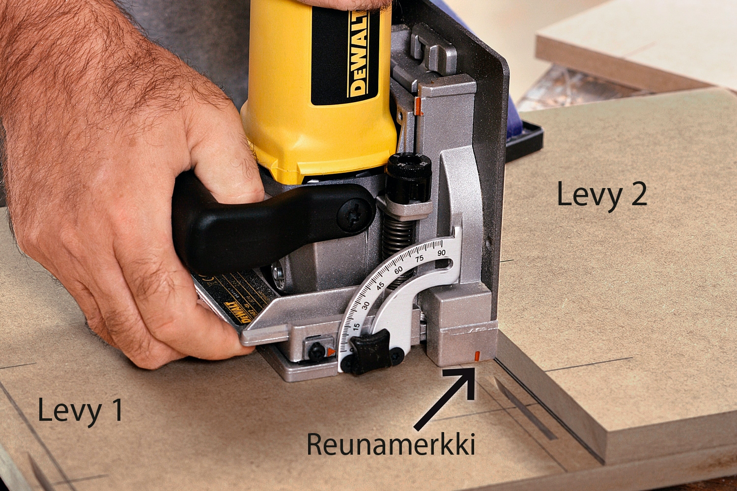 Lamellijyrsin: 90 asteen liitos: Säädä jyrsintäsyvyys levyn 1 kolojen jyrsimistä varten.