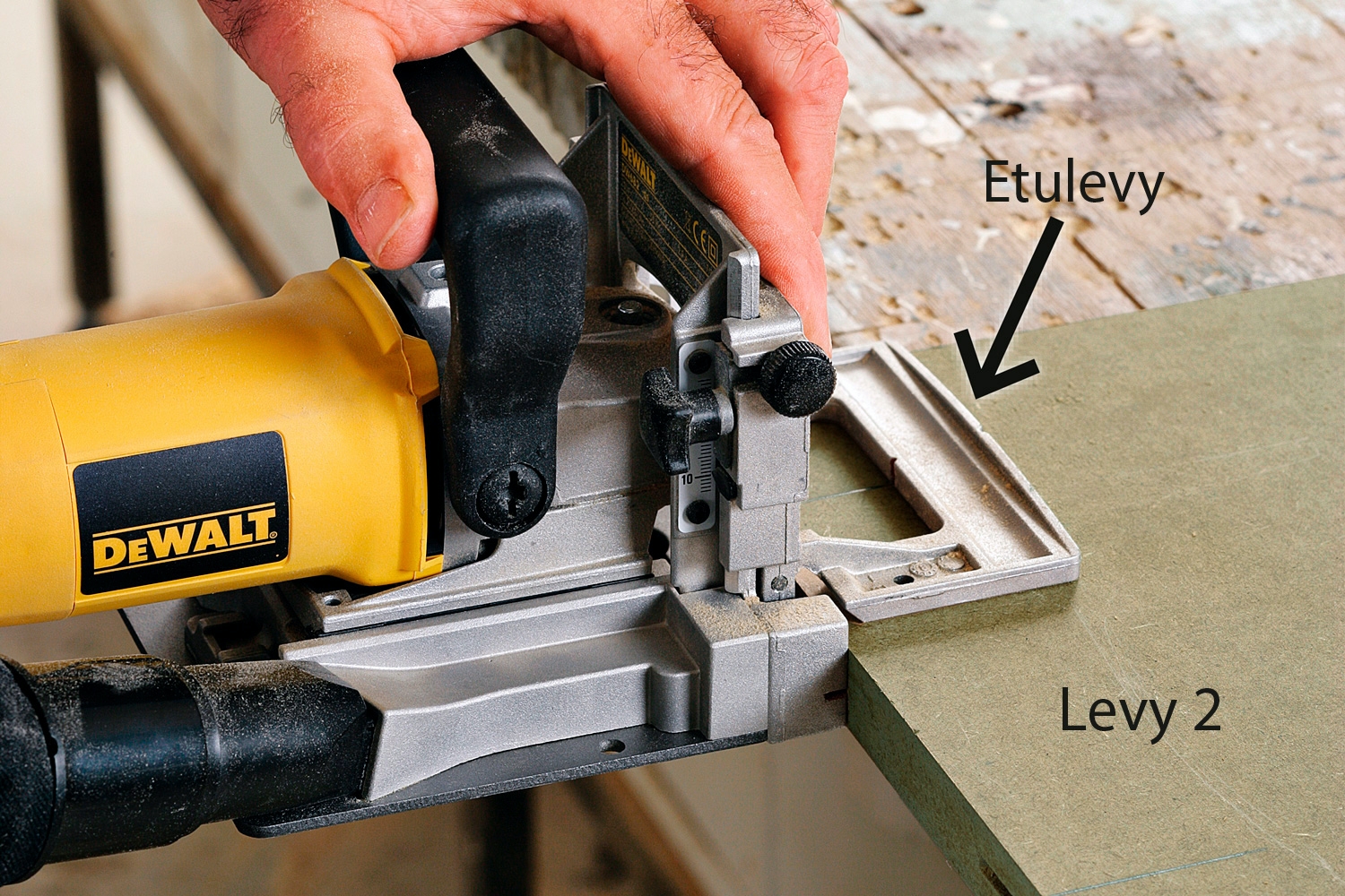 Lamellijyrsin: 90 asteen liitos: Käännä kone ja jyrsi kolot levyyn 2.